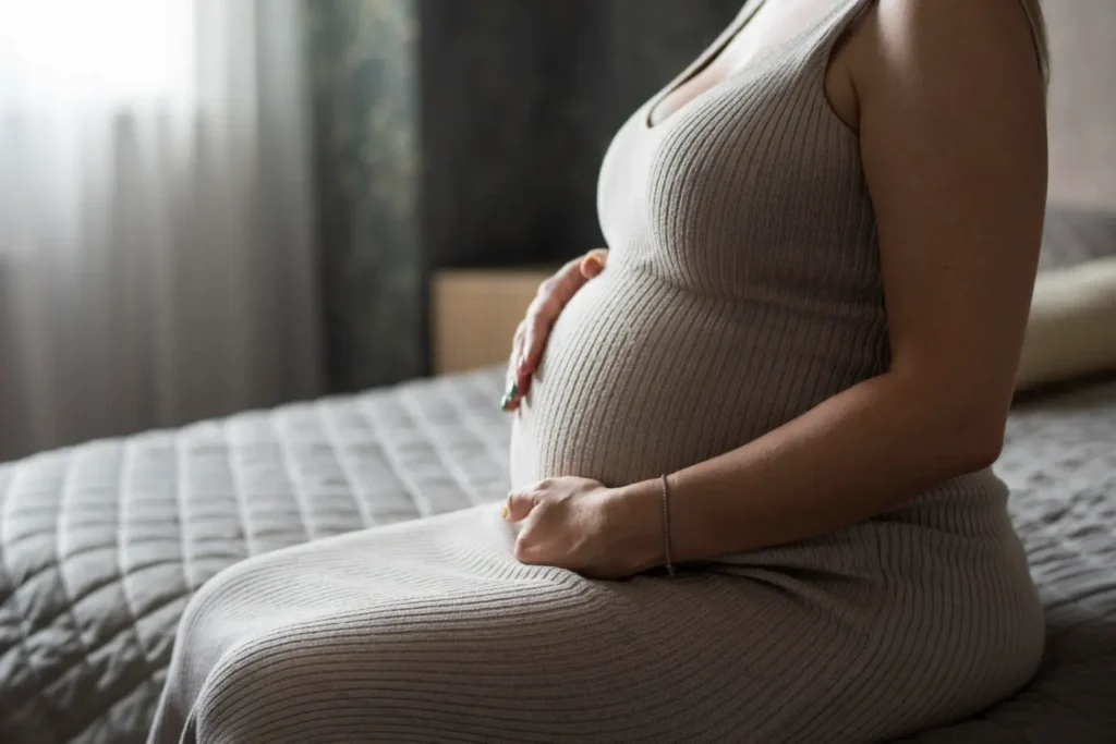 Pregnant women have to be careful about massage. สตรีมีครรภ์ต้องระวังในเรื่องการ นวด